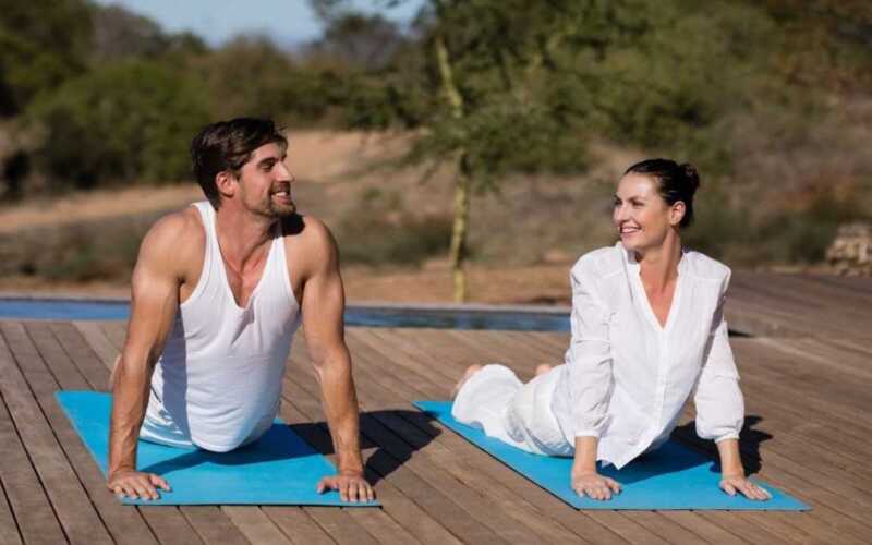 Yoga e Meditação para Casais: Preparando-se Mentalmente para o Casamento e a Escolha da Aliança Perfeita
