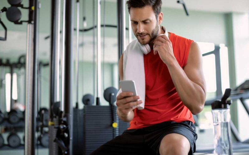 Passa horas no celular? Descubra exercícios rápidos de treino "anti-scroll